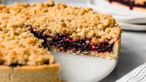 Tarta de frutos rojos con topping de crumble crujiente