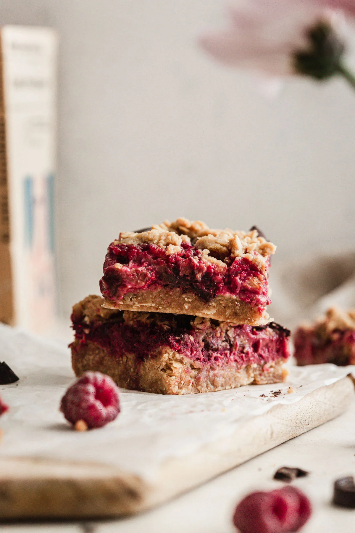 Barritas cuadradas de avena, mantequilla de maní y frambuesas